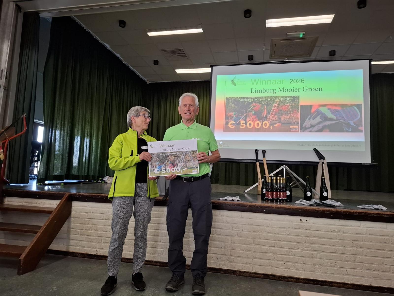 Rika Verhoef en René Horsten met de cheque van 5.000 euro