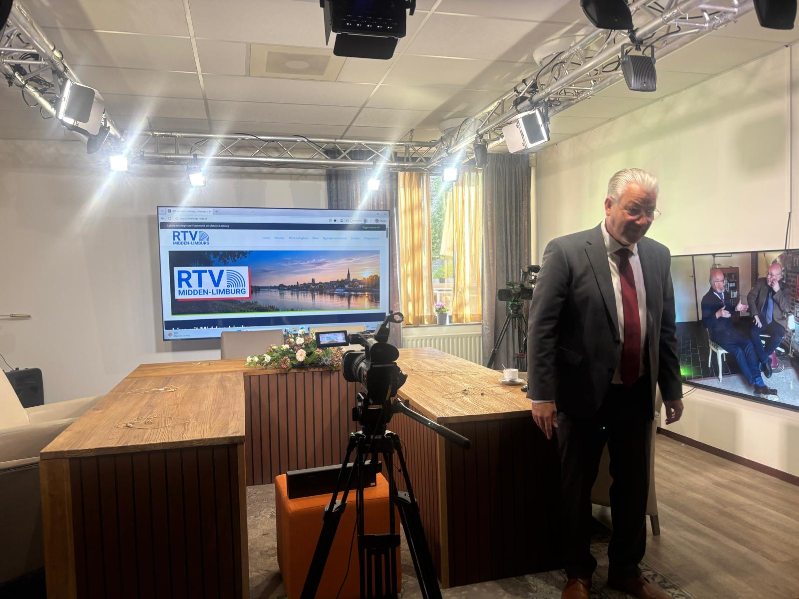 Wethouder Jos Tobben in de nieuwe tv-studio met camera, verlichting en presentatietafel